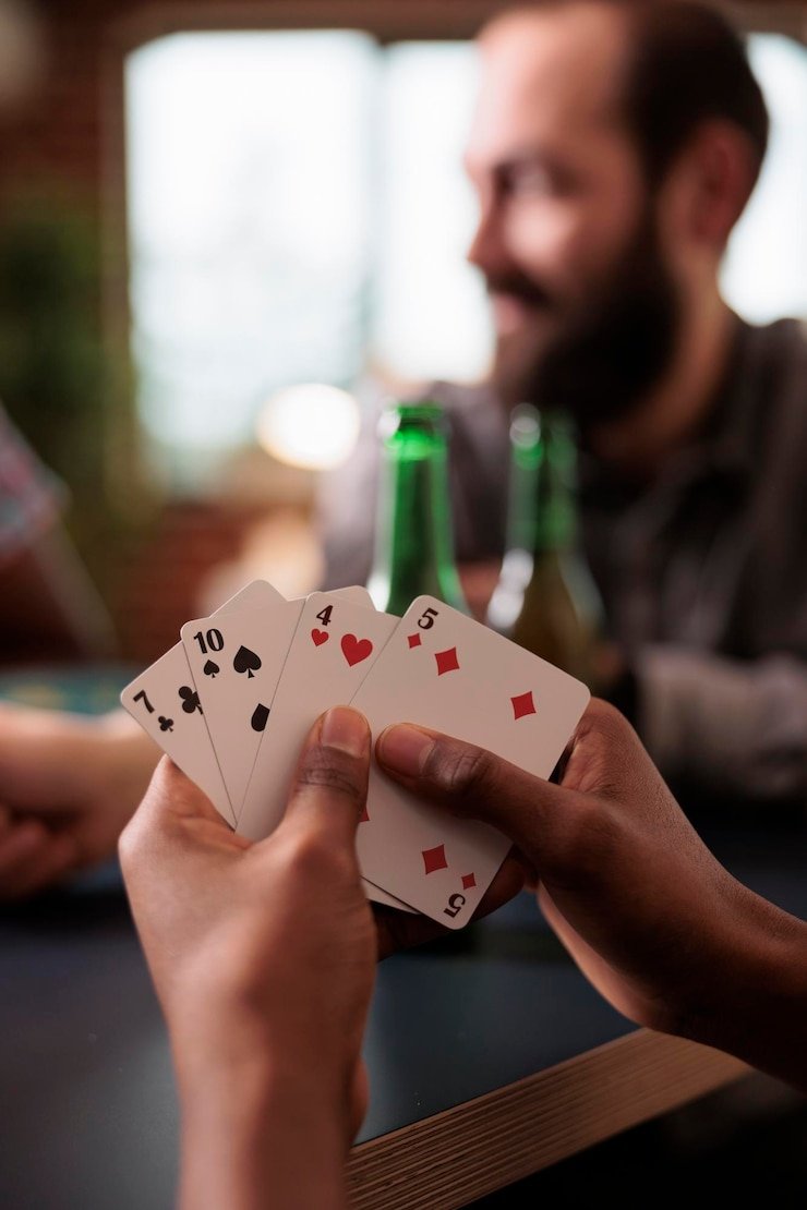 Dealer kasino langsung sedang membagikan kartu kepada pemain secara virtual